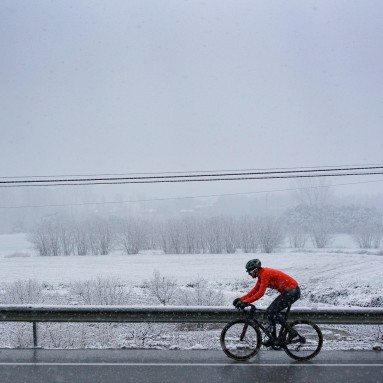 Jak radzić sobie z mrozem i śniegiem na rowerze